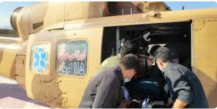 امدادرسانی اورژانس هوایی کرمان به یک بیمار در راور