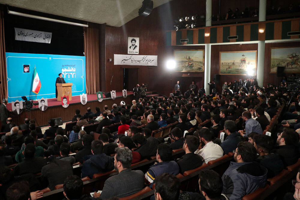 شانزدهم آذر باید به عنوان نماد شناخت وضعیت کشور از سوی دانشگاهها همواره گرامی داشته شود