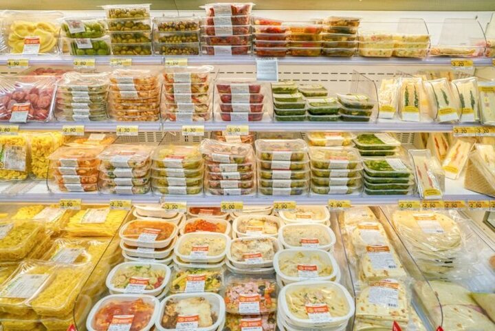 جمع آوری بیش از ۳ تن مواد غذایی فاسد از یک فروشگاه زنجیره ای در جیرفت