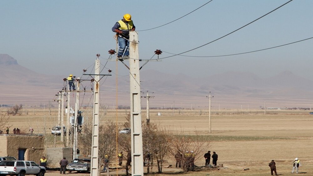 پایدارسازی شبکه برق ۵۶۰۰ مشترک روستایی در قروه