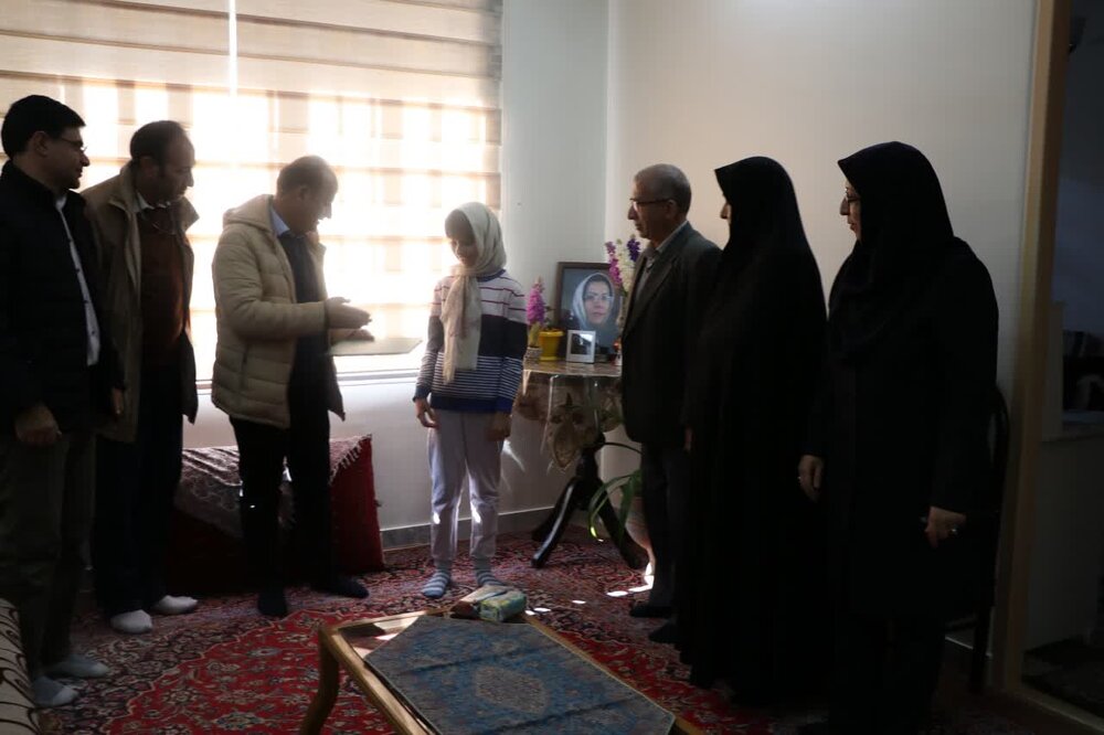 تجلیل از خانواده اولین شهید مدافع سلامت لرستان