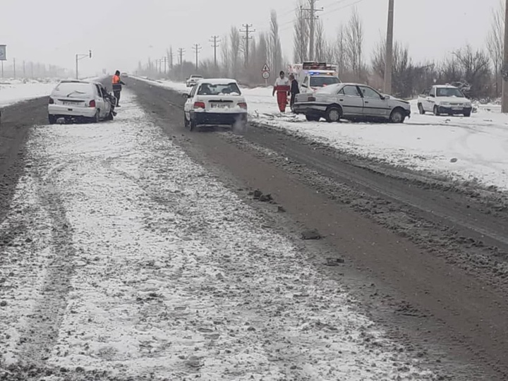 امدادرسانی به ۱۴۱ مسافر گرفتار در برف و کولاک در جاده های زنجان