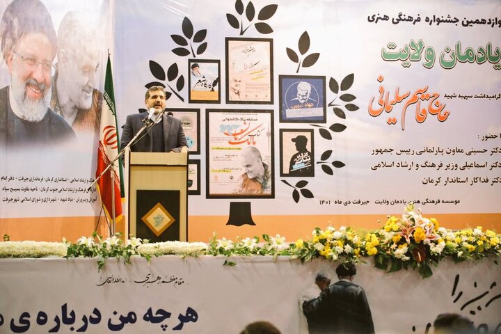 دشمن همواره به دنبال ایجاد دو قطبی سازی و شکاف در جامعه ایرانی است