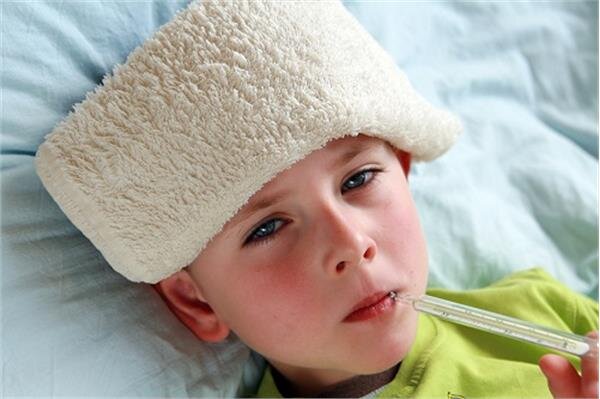تب در ناحیه شکم و سر کودک؛ بررسی ۵ علت و راهکارهای درمانی