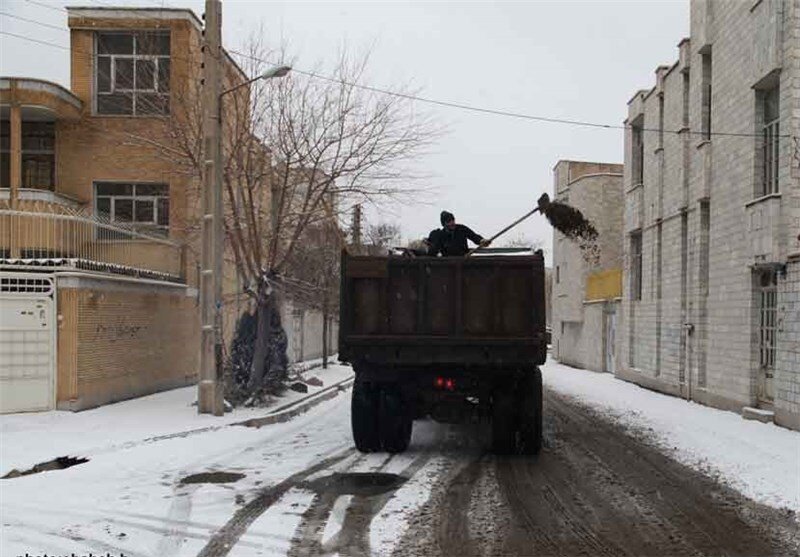 فعالیت ۳۰۰  نیروی خدماتی و ۱۲۸ دستگاه ماشین‌آلات برفروبی در سنندج