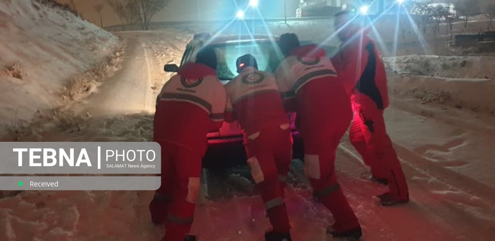 امدادرسانی به ۶۷۹ مسافر گرفتار در برف و کولاک در  جاده های زنجان

