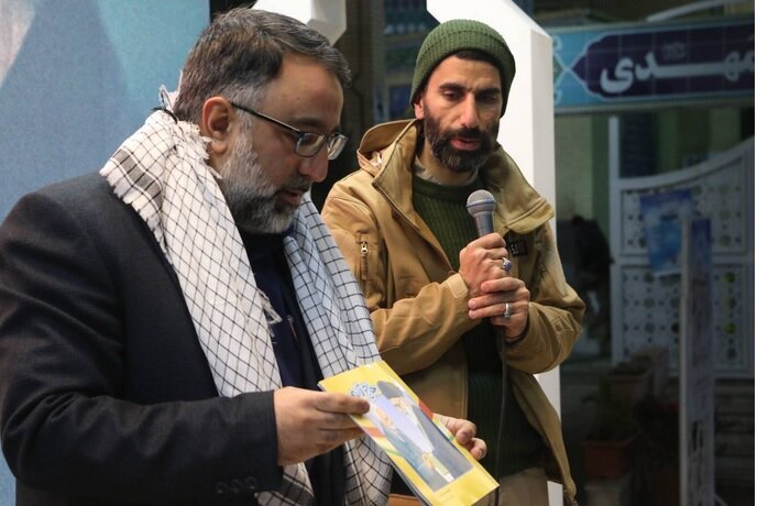 رونمایی از کتاب شعر «حاج قاسم» در گلزای شهدای کرمان