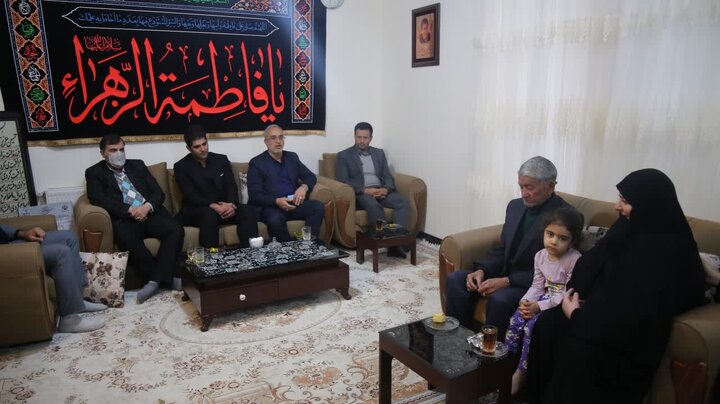 استاندار کرمان با خانواده های شهدا "پورجعفری"، "حججی" و "علی‌ وردی" دیدار کرد