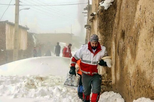 هلال‌احمر به کمک ۸۵۰۰ نفر گرفتار شده در برف و کولاک شتافت