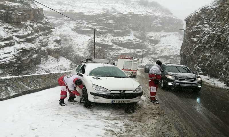 رهاسازی بیش از 600 خودرو از برف/ امدادرسانی به بیش از 6700 نفر در 14 استان