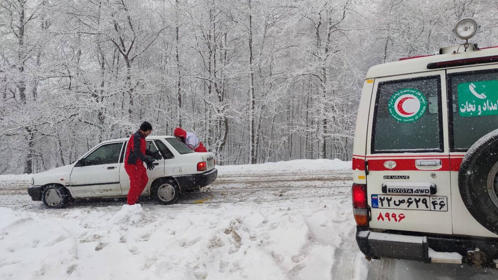 امداد رسانی به ۹۱ مسافر در برف و کولاک در محورهای مواصلاتی گیلان 
