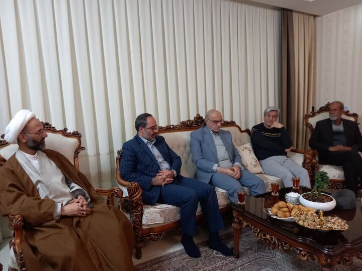 فرماندار و جمعی از مسئولان سربیشه با پدر علم لیزر ایران دیدار کردند