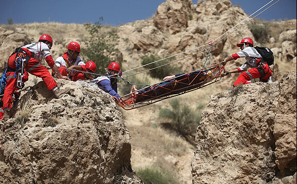 نجات ٢ نوجوان گرفتار شده در ارتفاعات جاده چالوس