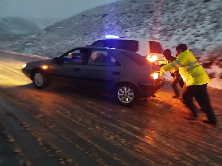 ‍ نجات و رهاسازی ۱۲ خودروی گرفتار در برف گردنه های برفگیر جیرفت 