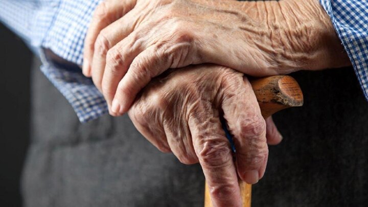بررسی کامل بی اختیاری ادرار سالمندان + راه‌های درمان