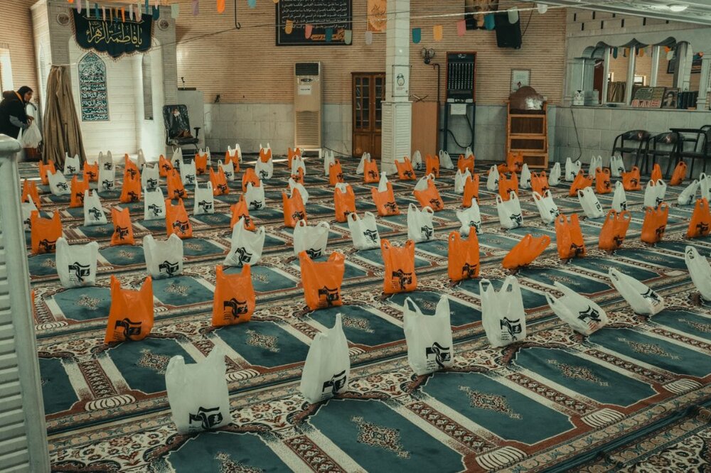 توزیع بسته های معیشتی در اردوی جهادی  بخش مرکزی شهرستان جهرم
