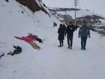 استقبال مردم سنندج از بارش برف