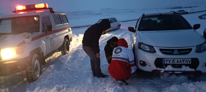 ۸۱ مسافر گرفتار برف و کولاک در جاده های زنجان امدادرسانی شدند