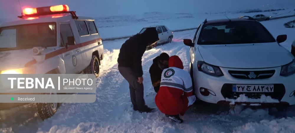 ۸۱ مسافر گرفتار برف و کولاک در جاده های زنجان امدادرسانی شدند

