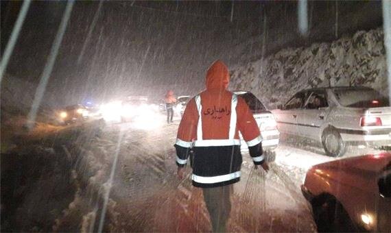 نجات ۳۳ خودروی گرفتار در گردنه های برفگیر جیرفت با کمک راهداران 