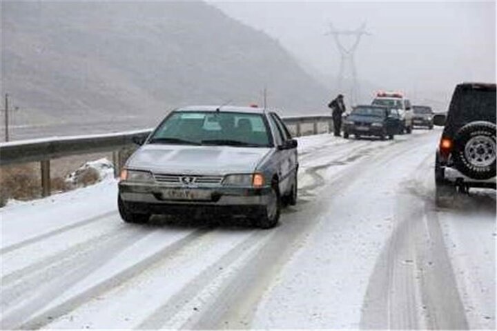 جاده های استان کردستان لغزنده هستند/ رانندگان با سرعت مطمئنه حرکت کنند