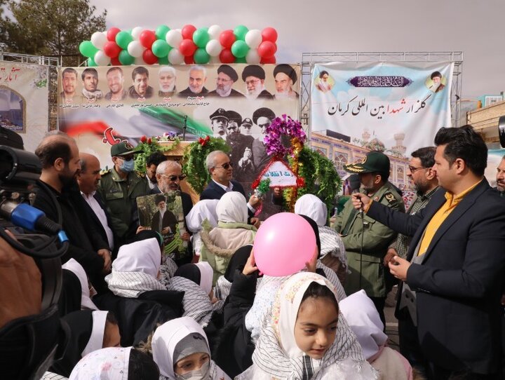 نواختن زنگ انقلاب در ۶ هزار و ۲۰ مدرسه سراسر استان کرمان