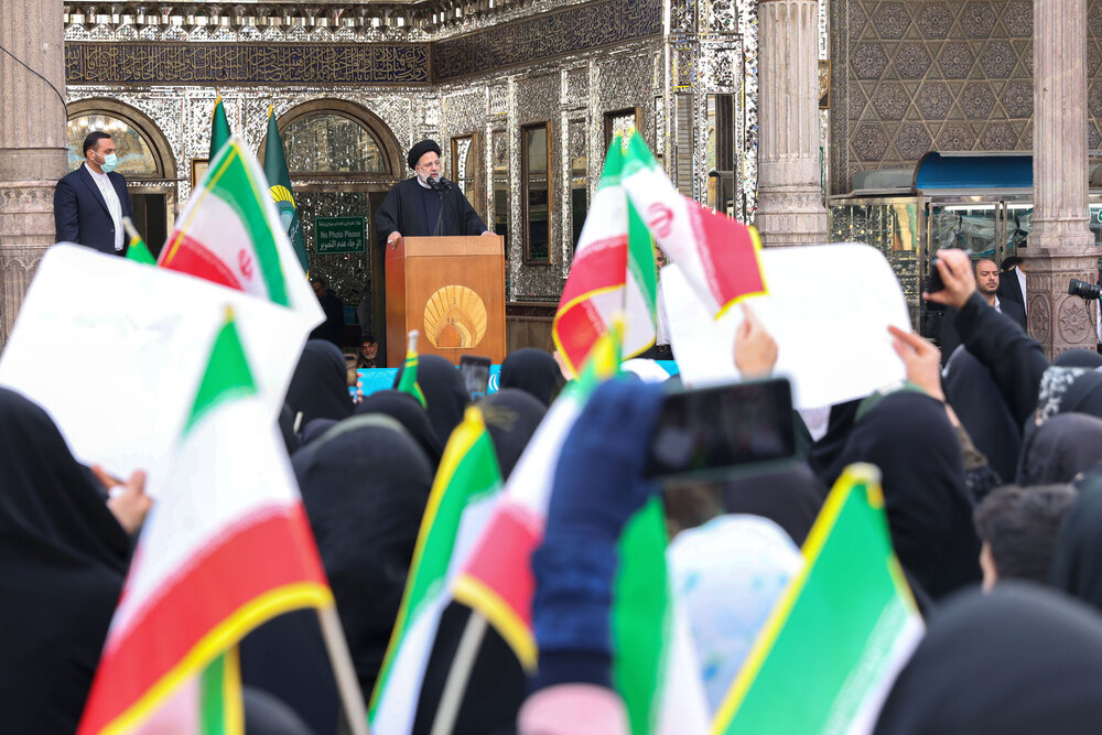 مدیران بدانند که امروز بزرگترین افتخار برای آنها خدمت به این مردم مقاوم است