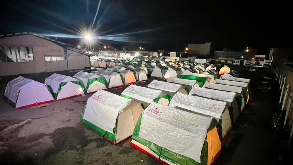 اسکان ۱۰۴ هزار زلزله‌زده در چادرها و اردوگاه‌های هلال‌احمر