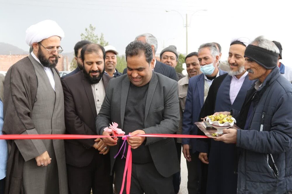 بهره برداری از طرح های اشتغالزایی، مخابراتی و انرژی خورشیدی در زرند