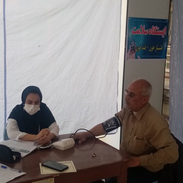 راه اندازی غرفه سلامت به مناسبت دهه فجر در بیمارستان حضرت علی اصغر (ع) بیرم
