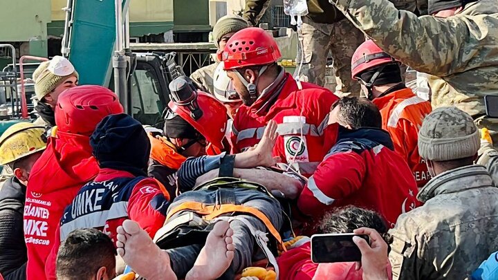 نجات معجزه‌آسای یک پدر و دختر از زیر آوار زلزله ترکیه با تلاش امدادگران ایرانی و ترکیه‌ای