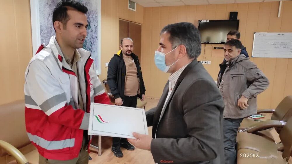 تجلیل فرماندار سنندج از معاون امور داوطلبان جمعیت هلال احمراستان کردستان