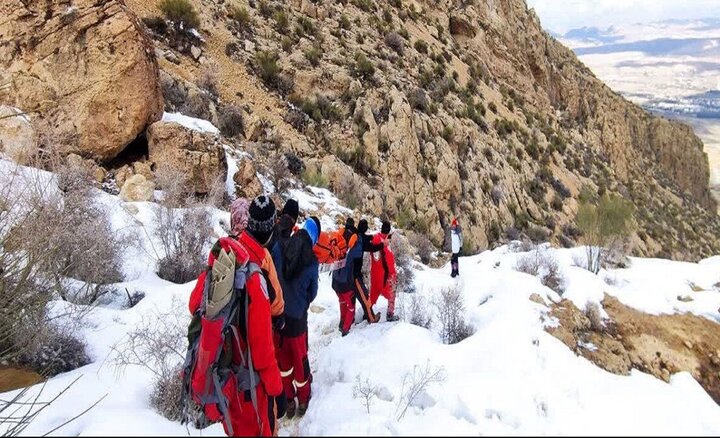 نجات دو فرد مفقود شده در کوه‌ های بافت توسط نیروهای هلال احمر