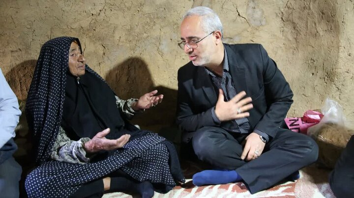 دیدار استاندار کرمان با مادر شهیدان برزگر