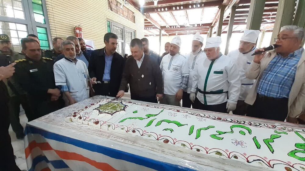پخت کیک ۱۱۰متری در جوار مزار حاج قاسم به مناسبت روز پاسدار