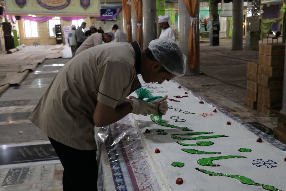 پخت کیک ۱۱۰متری در جوار مزار حاج قاسم به مناسبت روز پاسدار