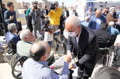 استاندار کرمان و مسئولان از جانبازان قطع نخاعی دیدار و تجلیل کردند