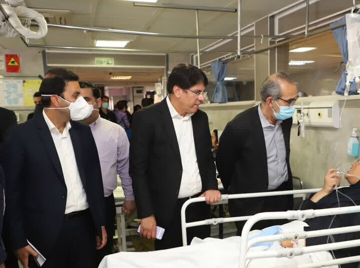 بررسی روند خدمت رسانی به دانش‌آموزان دچار مسمومیت با حضور رئیس دانشگاه علوم پزشکی شیراز