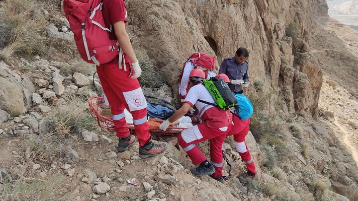 سقوط مرگبار از کوه های صاحب الزمان کرمان/ انتقال فوتی توسط نیروهای هلال احمر