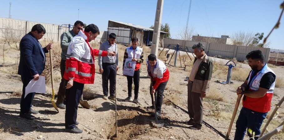 اجرای طرح ملی ۱۰۰ درخت توسط جوانان جمعیت هلال احمر سیرجان