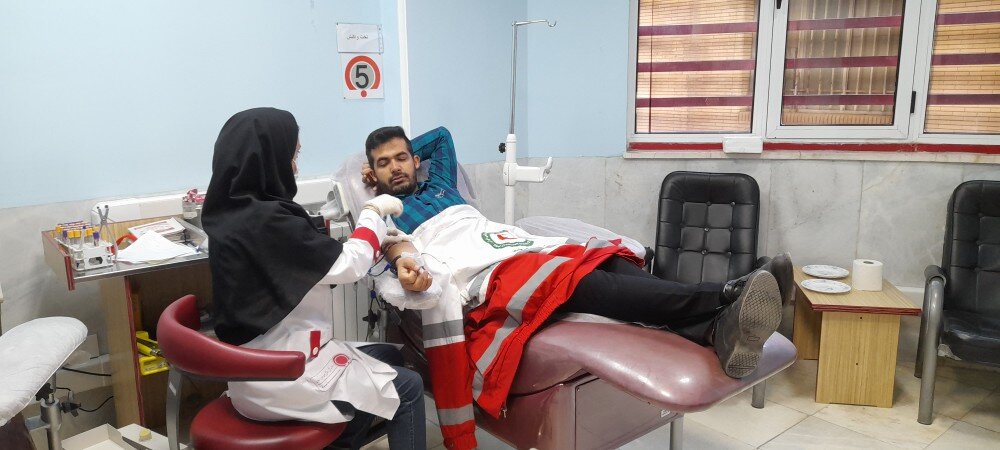 شرکت در پویش اهدای خون توسط اعضای جوانان جمعیت هلال احمر سیرجان