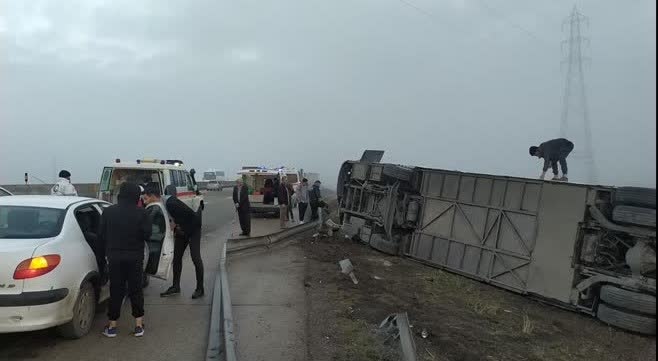 واژگونی اتوبوس درآزادراه زنجان- قزوین ۲۸ مصدوم بر جا گذاشت