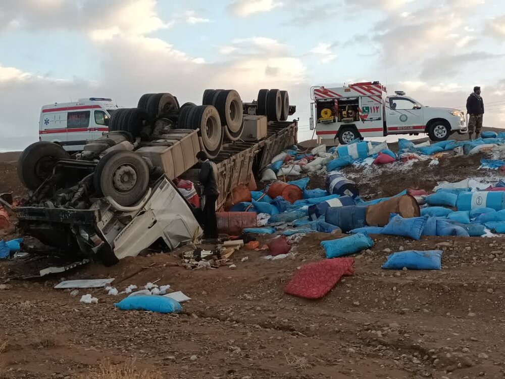 ۶ ساعت عملیات رهاسازی و نجات در سانحه تصادف محور بم _ کرمان