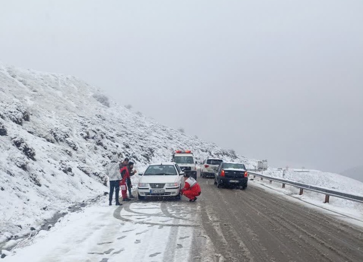 امدادرسانی به ۲۵۱ مسافر نوروزی گرفتار در برف و کولاک جاده‌های زنجان