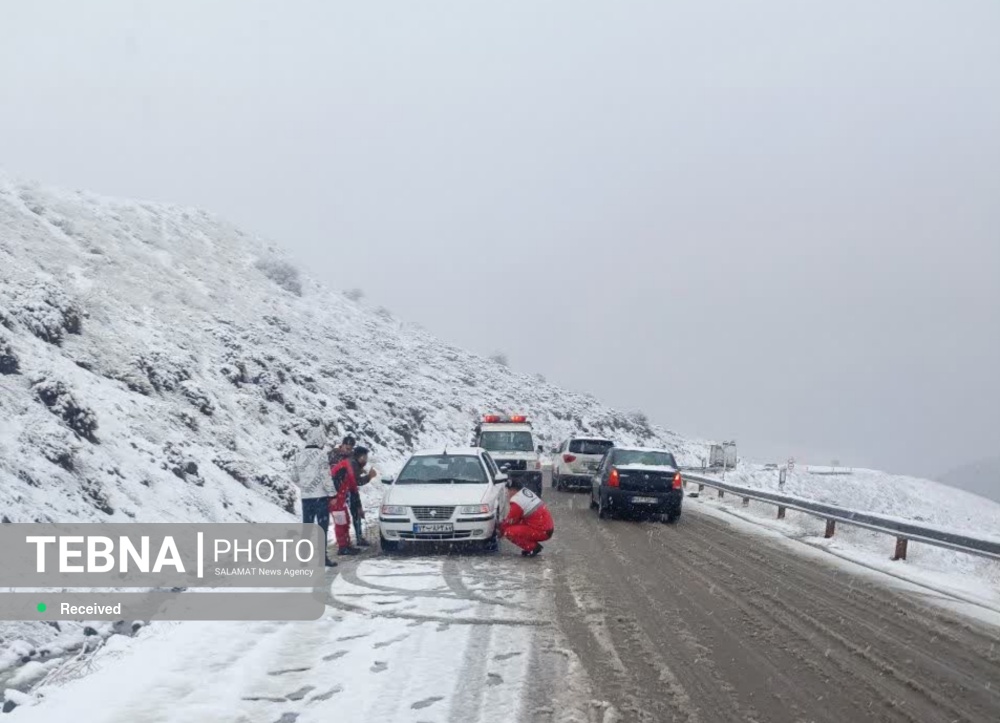 امدادرسانی به ۲۵۱ مسافر نوروزی گرفتار در برف و کولاک جاده‌های زنجان

