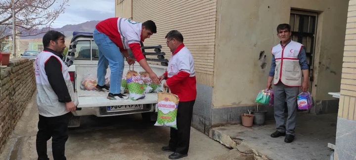 توزیع ۴۰۰ بسته غذایی در بین خانواده های نیازمند ماهنشان