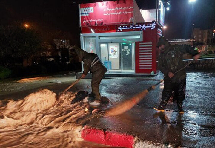 انجام عملیات رفع آبگرفتگی در معابر شهر سنندج/ آماده باش عوامل شهرداری سنندج