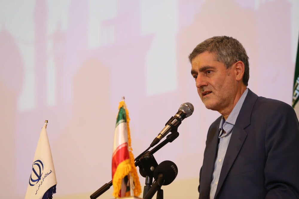 فعالان سیاسی، مسئولان پیشین استان و استانداران سابق فارغ از نگاه های سیاسی، برای چالش ها و مشکلات فارس راهکارهای عملی ارائه دهند