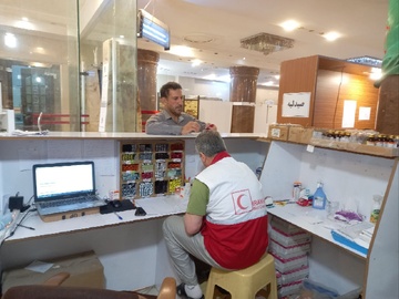خدمات درمانی هلال احمر به زائران در کربلا