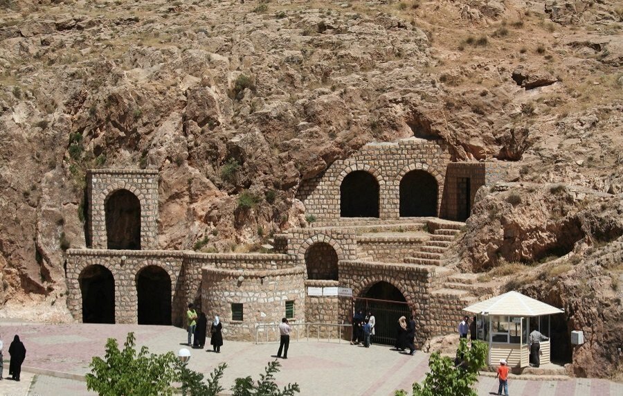 غاری دیدنی از جاذبه‌های گردشگری استان زنجان 
